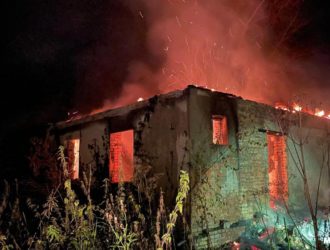 12 спасателей тушили пожар в жилом доме в деревне Петровка