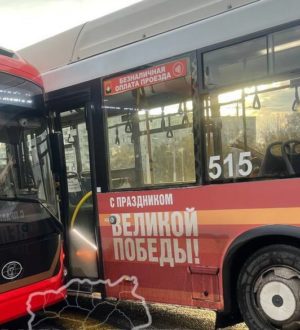 В Кемерове пассажирский автобус столкнулся с троллейбусом