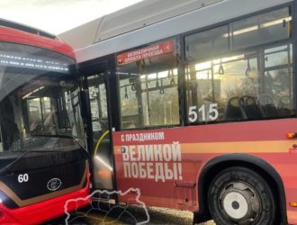 В Кемерове пассажирский автобус столкнулся с троллейбусом  