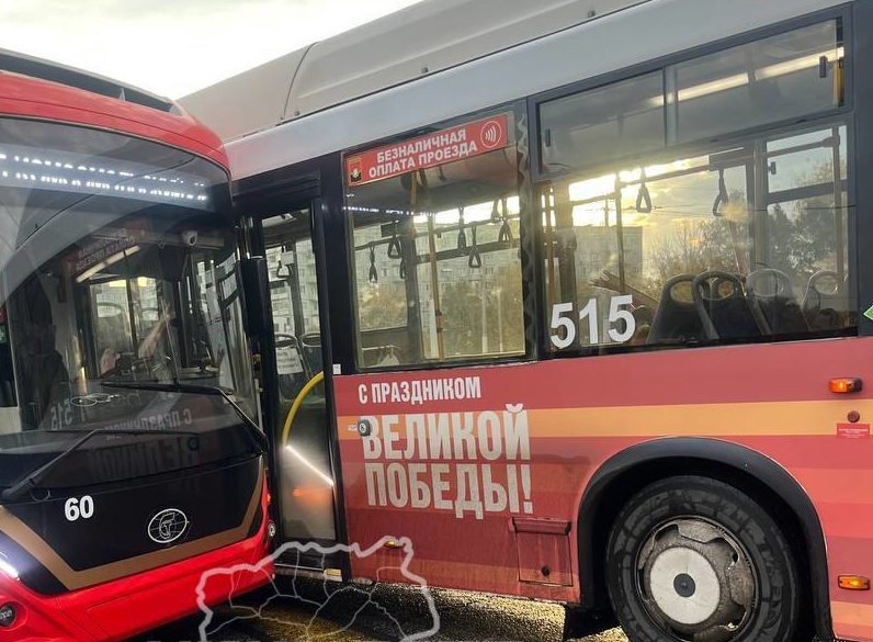 В Кемерове пассажирский автобус столкнулся с троллейбусом  