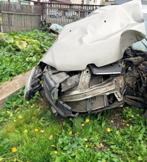 В Кемерове 16-летний подросток на иномарке с пассажирами врезался в опору освещения