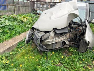 В Кемерове 16-летний подросток на иномарке с пассажирами врезался в опору освещения