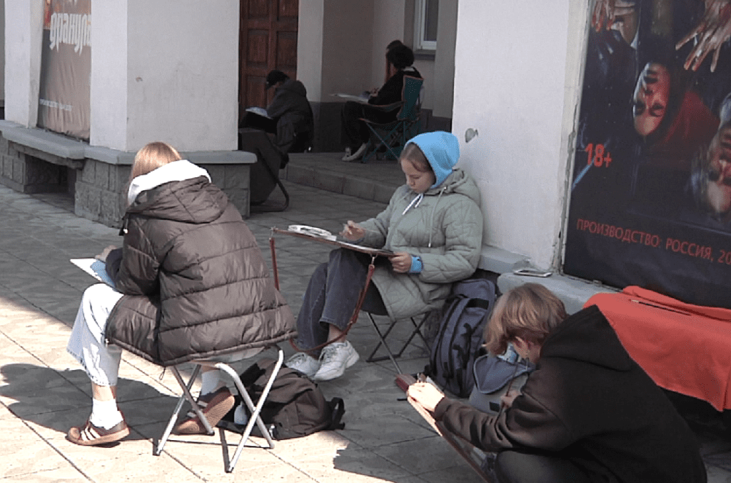 Конкурсный пленэр: в Новокузнецке площадь у кинотеатра превратилась в открытую мастерскую юных художников