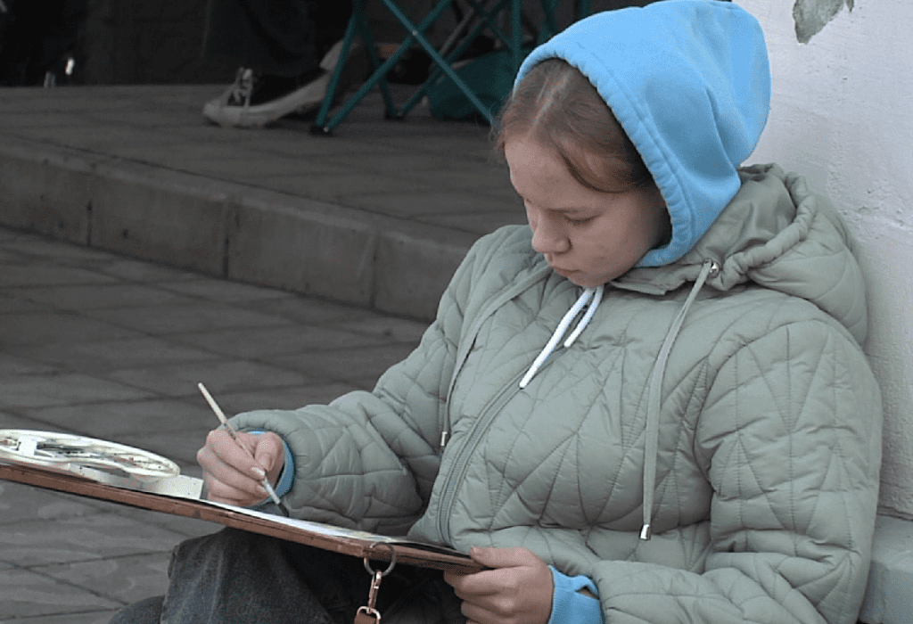 Конкурсный пленэр: в Новокузнецке площадь у кинотеатра превратилась в открытую мастерскую юных художников