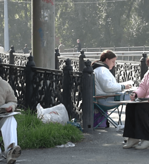 Конкурсный пленэр: в Новокузнецке площадь у кинотеатра превратилась в открытую мастерскую юных художников