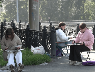 Конкурсный пленэр: в Новокузнецке площадь у кинотеатра превратилась в открытую мастерскую юных художников