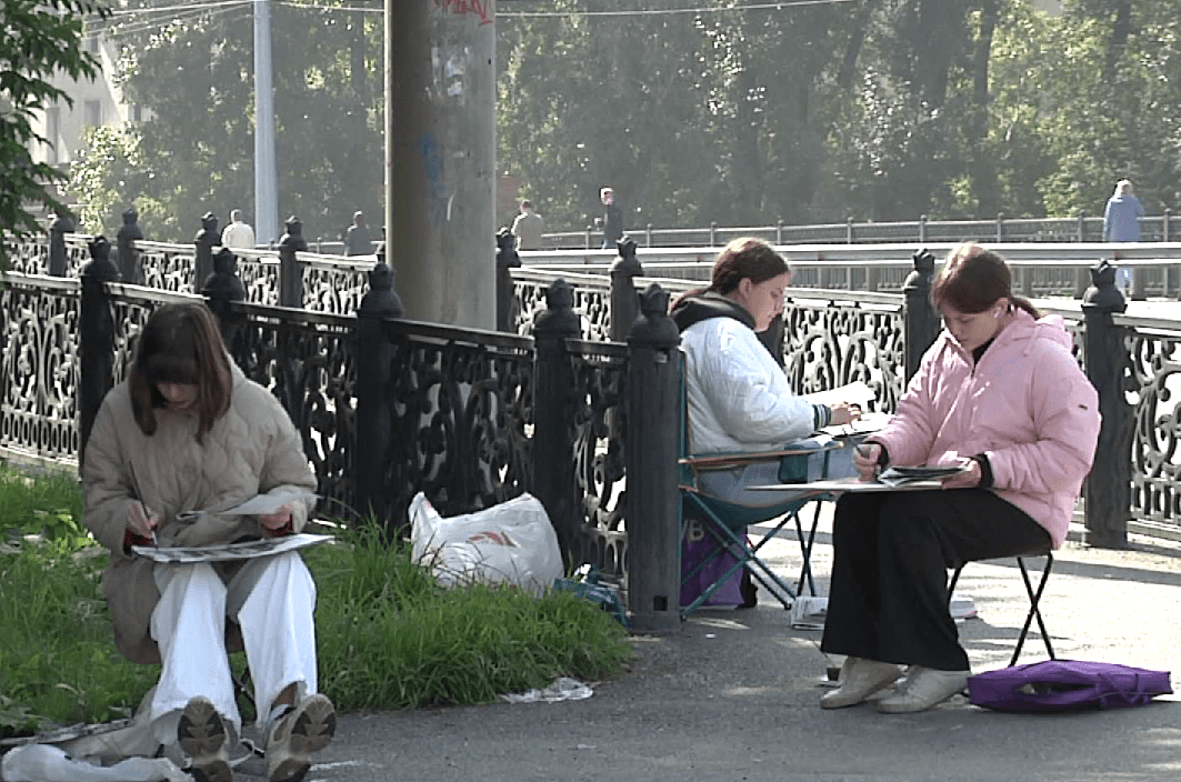 Конкурсный пленэр: в Новокузнецке площадь у кинотеатра превратилась в открытую мастерскую юных художников
