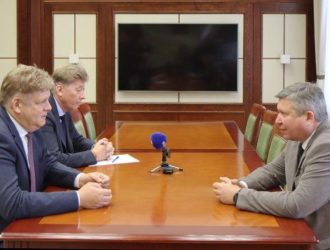 Полпред президента РФ в СФО Анатолий Серышев провел рабочую встречу с и.о. главы Сибирского управления Ростехнадзора Андреем Плешивцевым