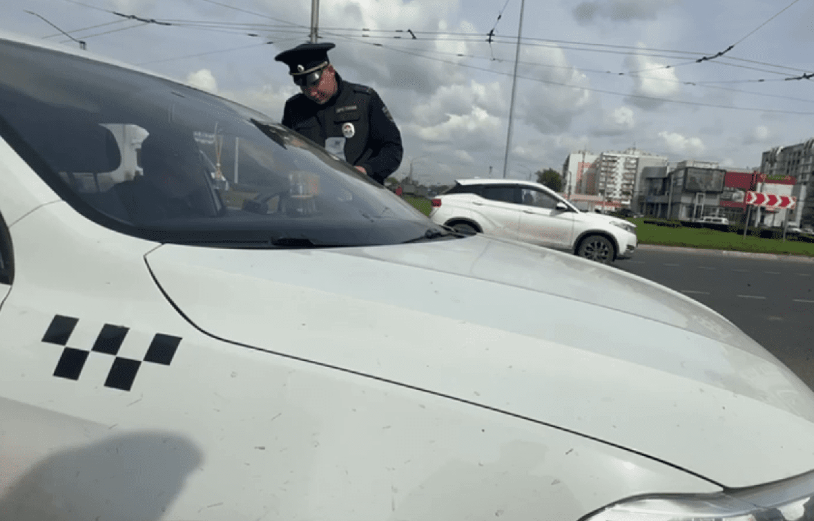В Новокузнецке сотрудники Госавтоинспекции и Минтранса проверяли автомобили такси