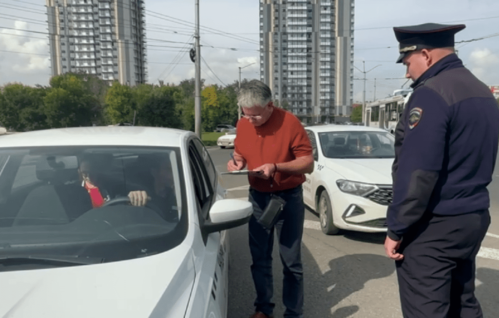 В Новокузнецке сотрудники Госавтоинспекции и Минтранса проверяли автомобили такси