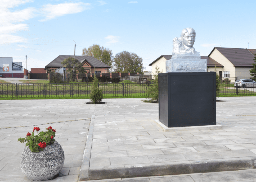 В Гурьевске открыли Сквер Есенина
