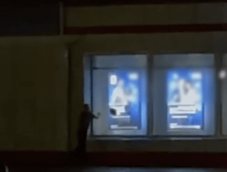 В Осинниках росгвардейцы задержали пьяного пенсионера, который разбил витрину банка