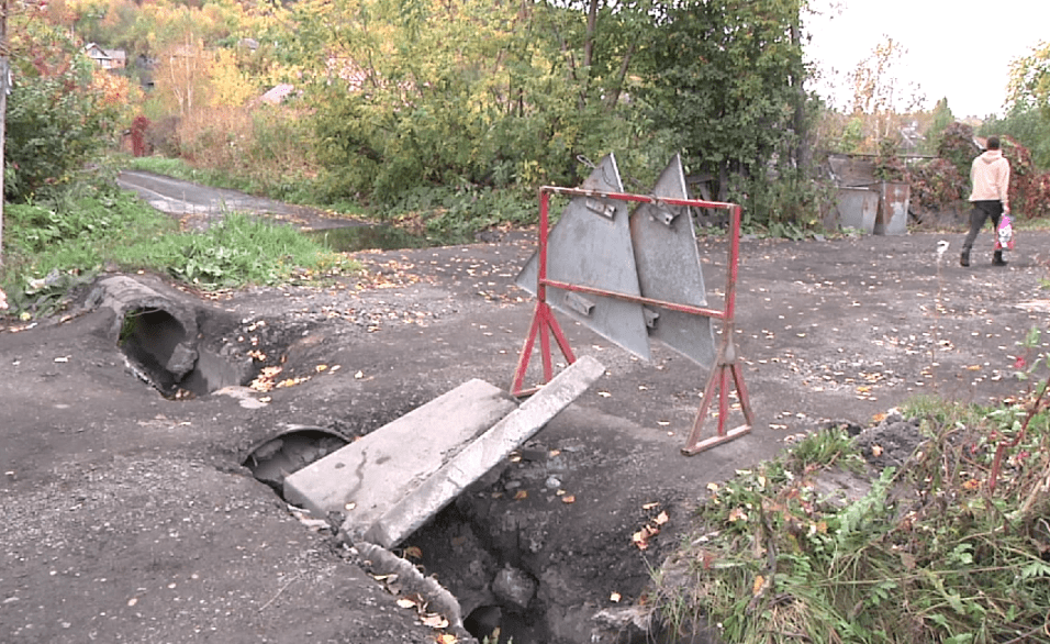 В Новокузнецке жители жалуются на разрушенную дренажную трубу в микрорайоне Нижнее Редаково