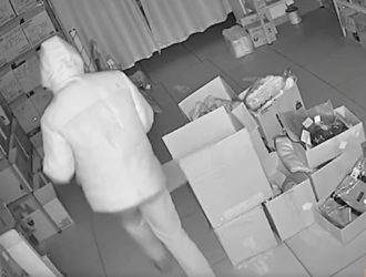 Менеджер маркетплейса обворовал родной пункт выдачи в Кемерове
