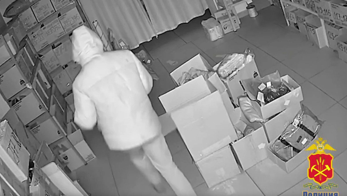 Менеджер маркетплейса обворовал родной пункт выдачи в Кемерове