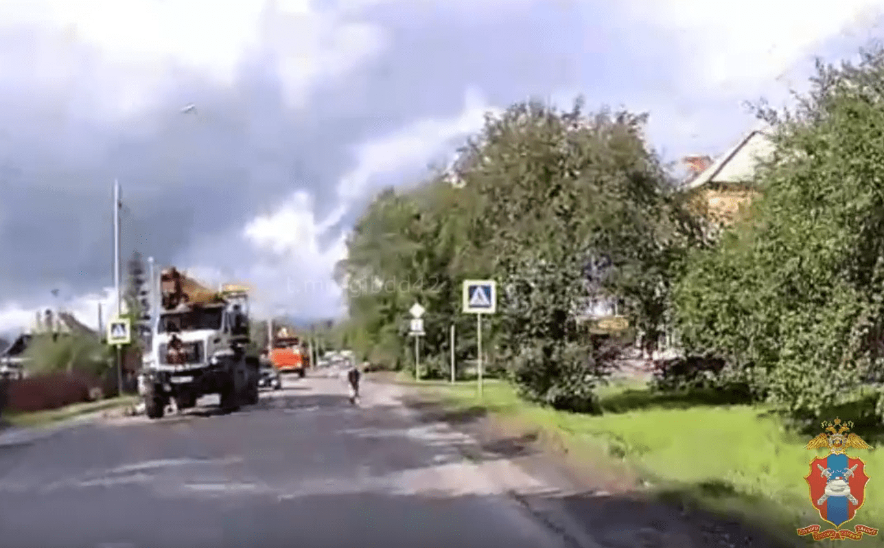 Школьник попал под колеса автокрана в Прокопьевске