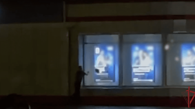 В Осинниках росгвардейцы задержали пьяного пенсионера, который разбил витрину банка