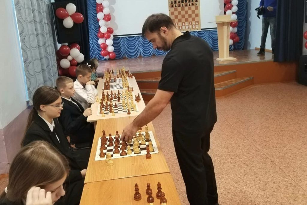 Восемь международных гроссмейстеров провели в Кузбассе сеансы одновременной игры