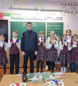 Госавтоинспекторы совместно с педагогами провели для детей мастер-класс по изготовлению световозвращателей