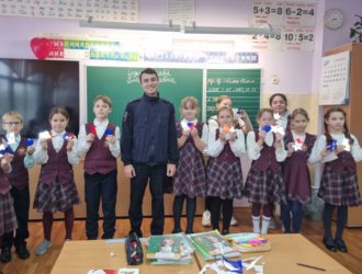 Госавтоинспекторы совместно с педагогами провели для детей мастер-класс по изготовлению световозвращателей