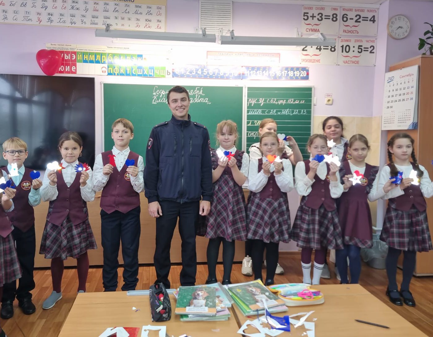 Госавтоинспекторы совместно с педагогами провели для детей мастер-класс по изготовлению световозвращателей