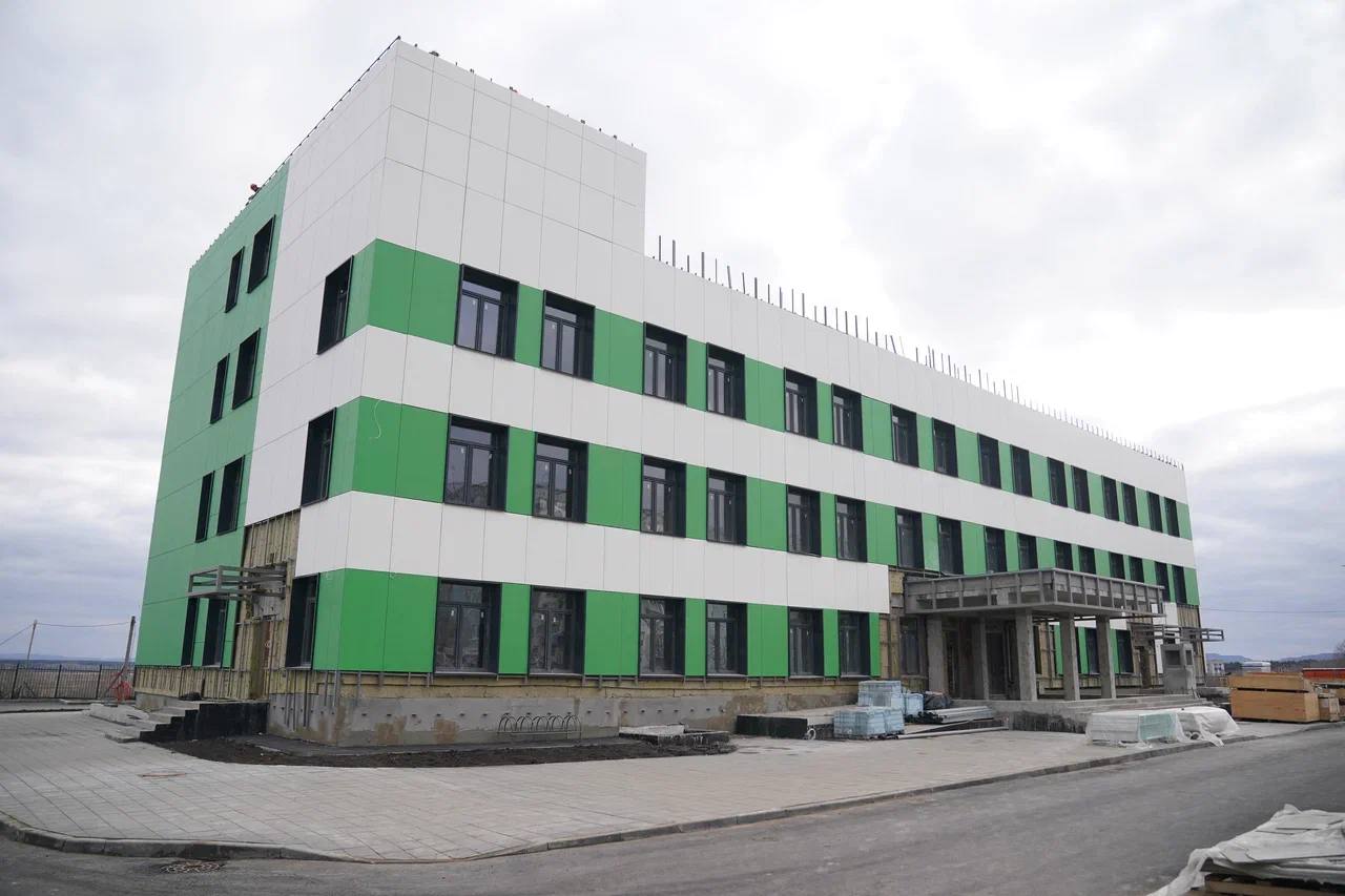 Илья Середюк: есть отставание, но детскую поликлинику в Белове надо сдать в срок