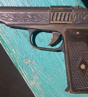 Разгуливавшая по улице с игрушечным оружием пьяная женщина напугала кемеровчан