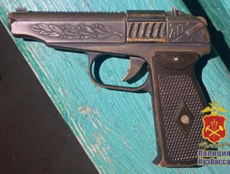 Разгуливавшая по улице с игрушечным оружием пьяная женщина напугала кемеровчан