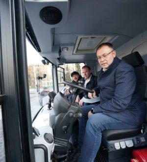 Илья Середюк протестировал созданную в Кузбассе чудо-машину для уборки улиц