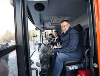 Илья Середюк протестировал созданную в Кузбассе чудо-машину для уборки улиц