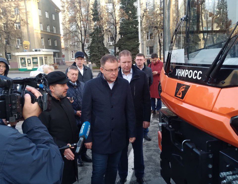 Уличный универсал: в Кузбассе выпустили уникальную подметально-уборочную машину