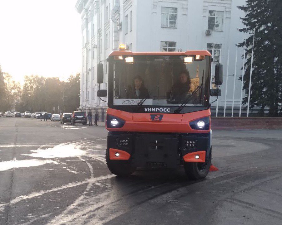 Уличный универсал: в Кузбассе выпустили уникальную подметально-уборочную машину