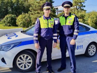 В Кузбассе дорожные полицейские привезли в больницу мужчину с дырой в руке