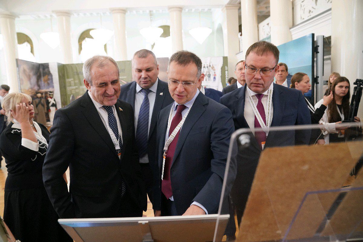 Губернатор Кузбасса и помощник президента РФ приняли участие во Всероссийском военно-историческом форуме в Новокузнецке