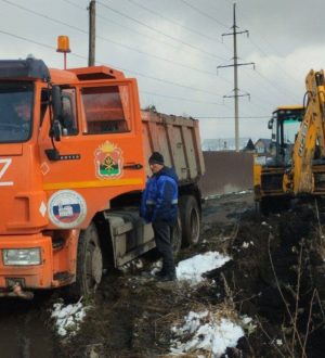 На некоторых подтопленных улицах в Белове воды заметно убавилось
