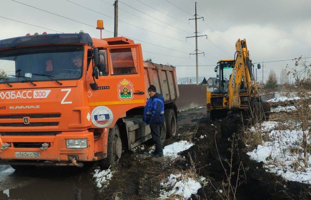 На некоторых подтопленных улицах в Белове воды заметно убавилось