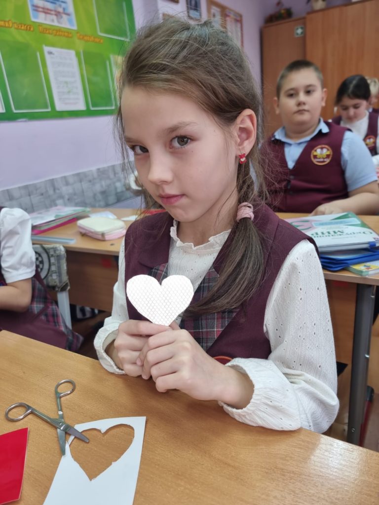 Госавтоинспекторы совместно с педагогами провели для детей мастер-класс по изготовлению световозвращателей