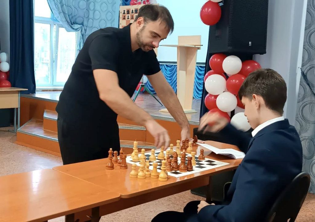 Восемь международных гроссмейстеров провели в Кузбассе сеансы одновременной игры