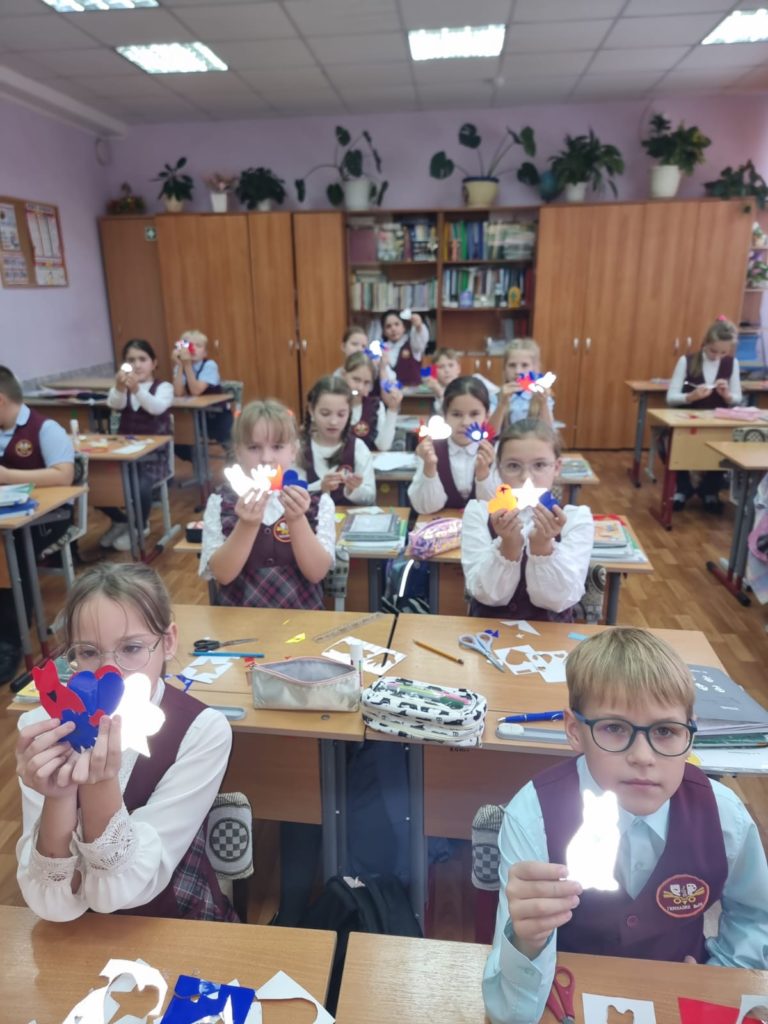 Госавтоинспекторы совместно с педагогами провели для детей мастер-класс по изготовлению световозвращателей