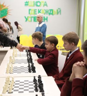 Восемь международных гроссмейстеров провели в Кузбассе сеансы одновременной игры