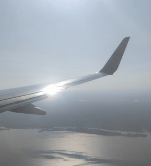 Неадекватный пассажир скрывался от мнимых злодеев в самолете Казань-Кемерово