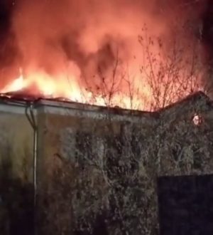 В Юрге сгорела крыша заброшенного здания школы