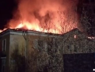 В Юрге сгорела крыша заброшенного здания школы