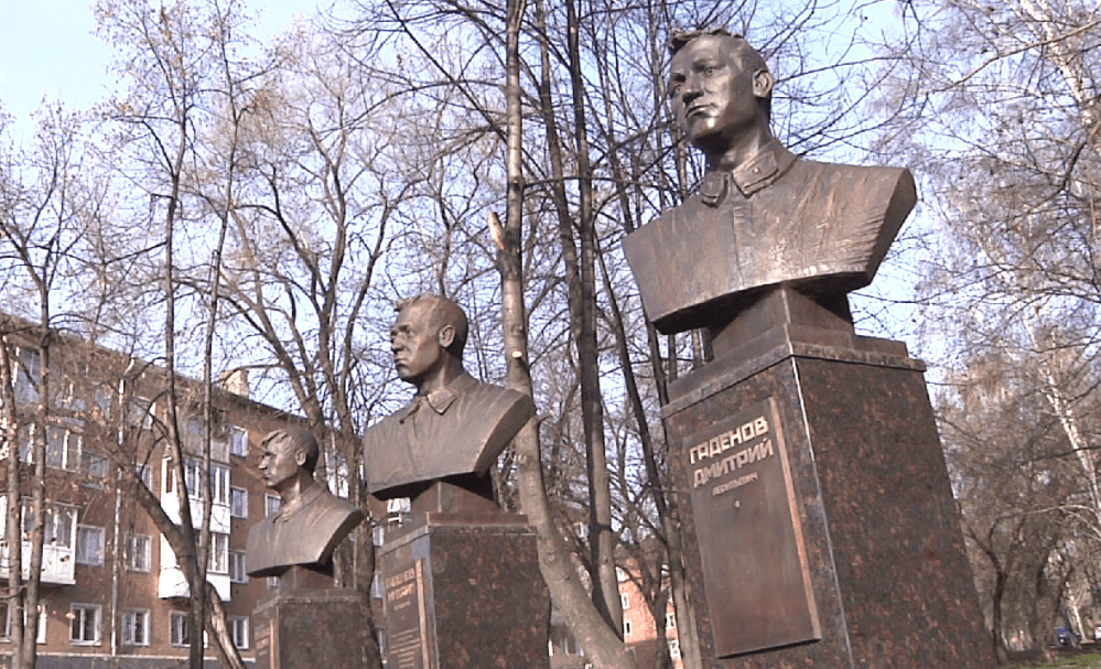 В Новокузнецке открыли памятник в честь трех братьев Гаденовых