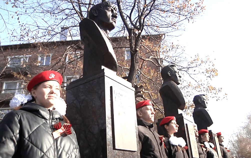 В Новокузнецке открыли памятник в честь трех братьев Гаденовых