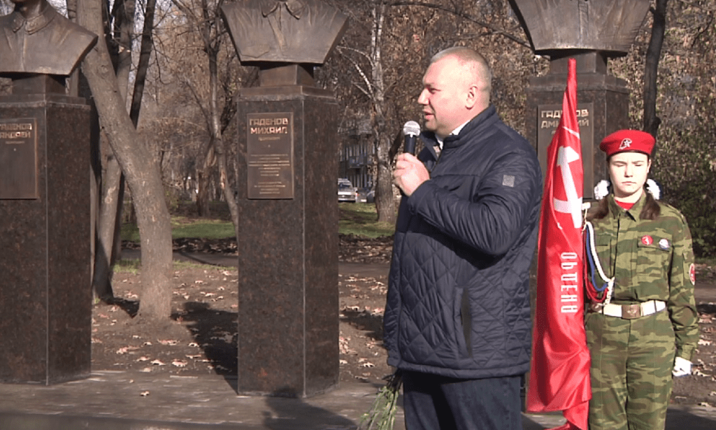 В Новокузнецке открыли памятник в честь трех братьев Гаденовых