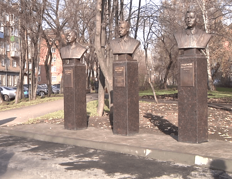 В Новокузнецке открыли памятник в честь трех братьев Гаденовых