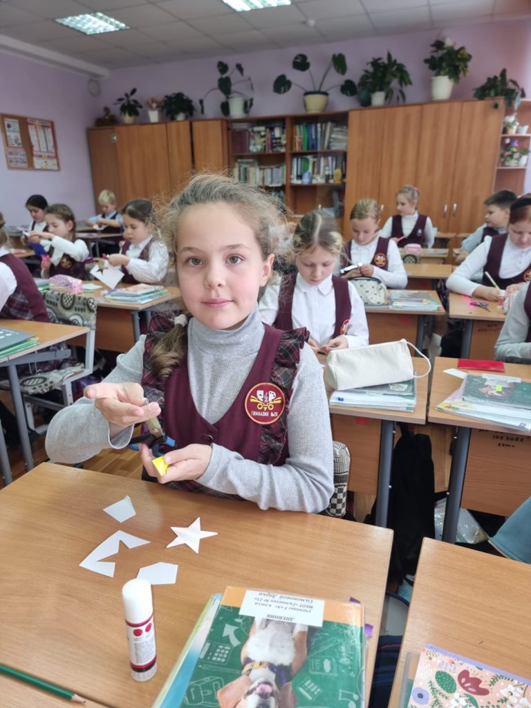 Госавтоинспекторы совместно с педагогами провели для детей мастер-класс по изготовлению световозвращателей