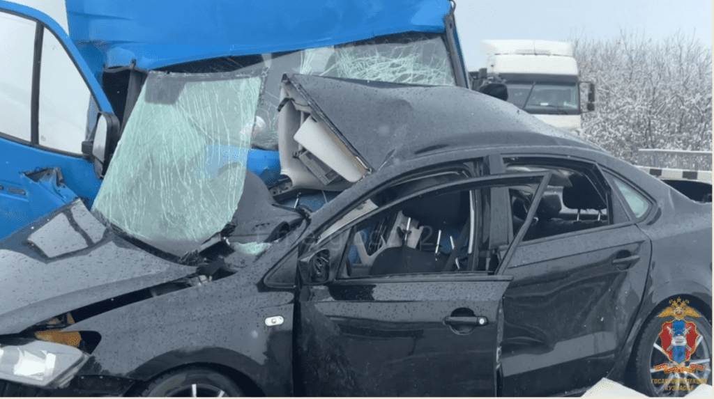 В Кузбассе двое пенсионеров на иномарке погибли в ДТП, врезавшись в «Газель»