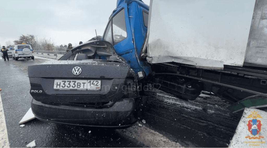 В Кузбассе двое пенсионеров на иномарке погибли в ДТП, врезавшись в «Газель»